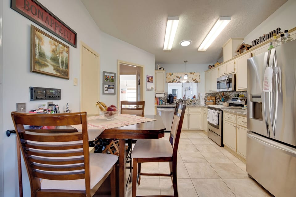 Kitchen | Single Story | Dishware & Flatware Provided