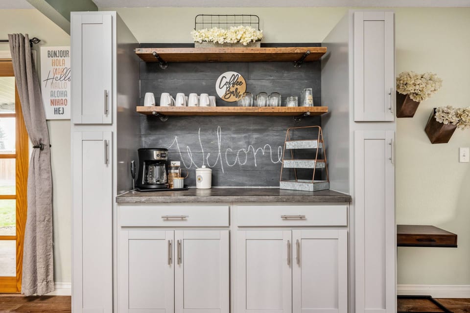 Coffee lovers are in luck as this rental provides coffee. There are also cute cafes a short walk away in downtown.