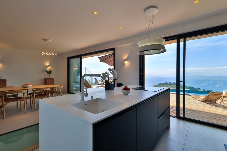 Fully-equipped kitchen open onto the terrace. Apartment 4.
Non-contractual photo