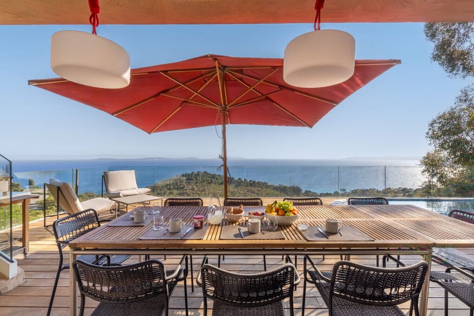 Outdoor dining for 10 guests