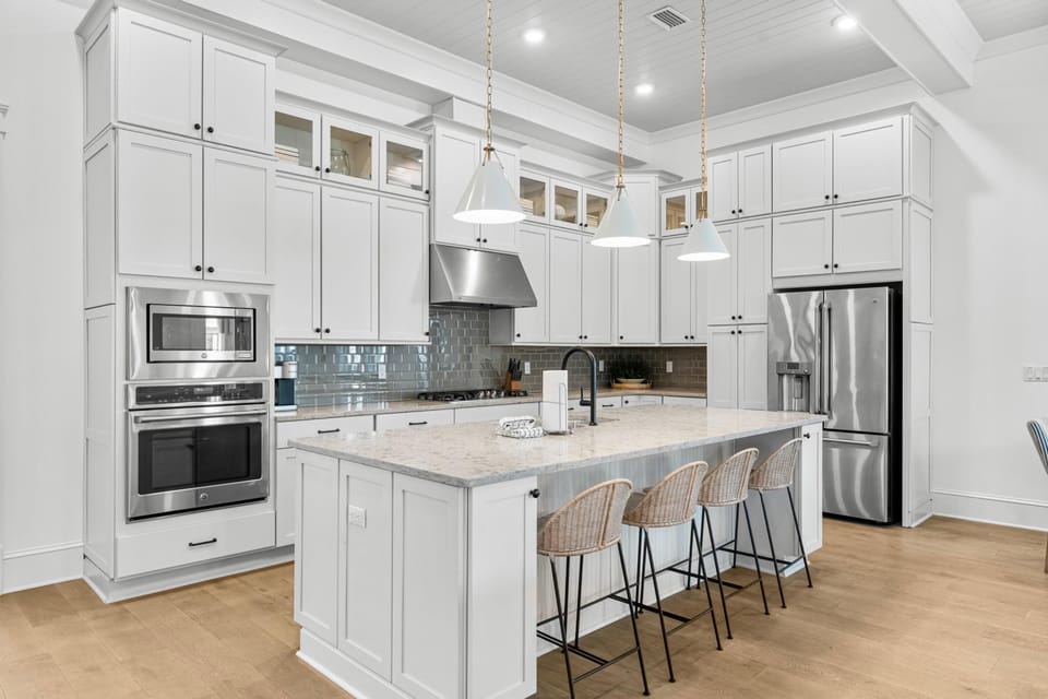 Kitchen with Breakfast Bar