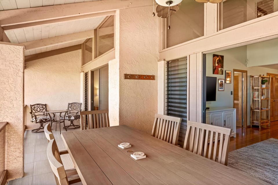 Large dining table on lanai 