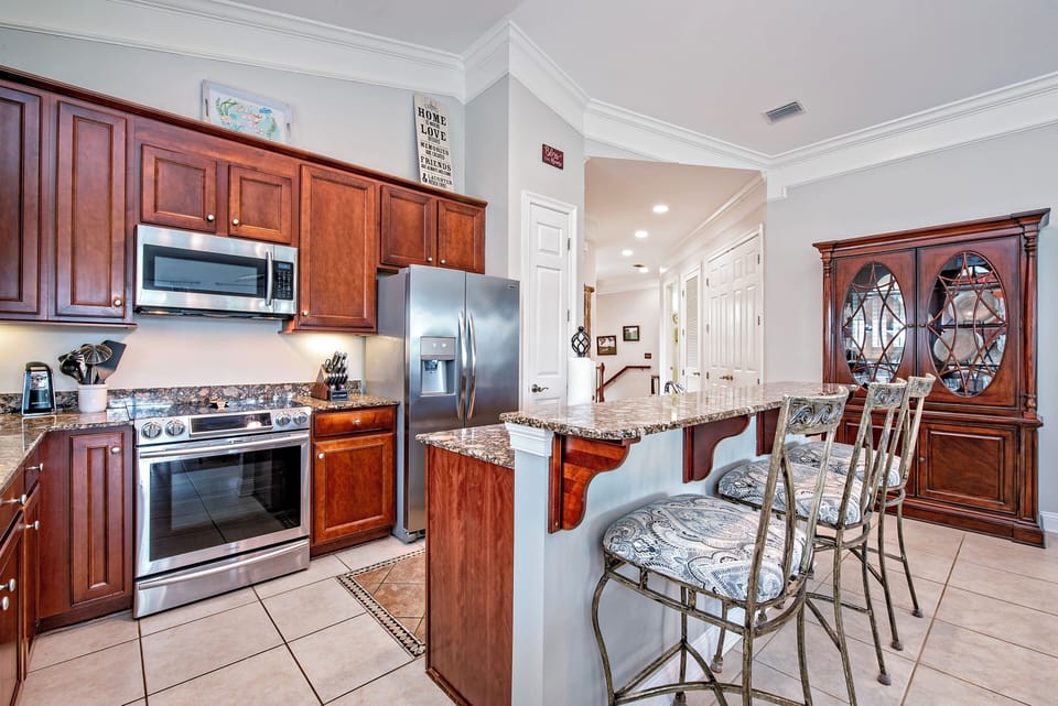 Kitchen / bar area.
