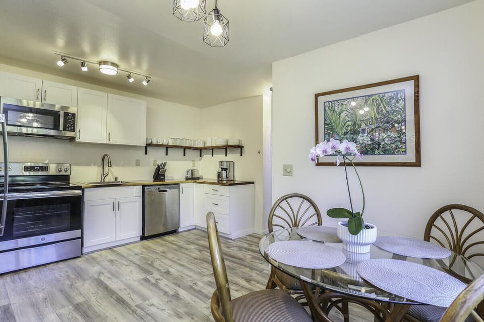 Dining and Kitchen Area - Dining space next to kitchen