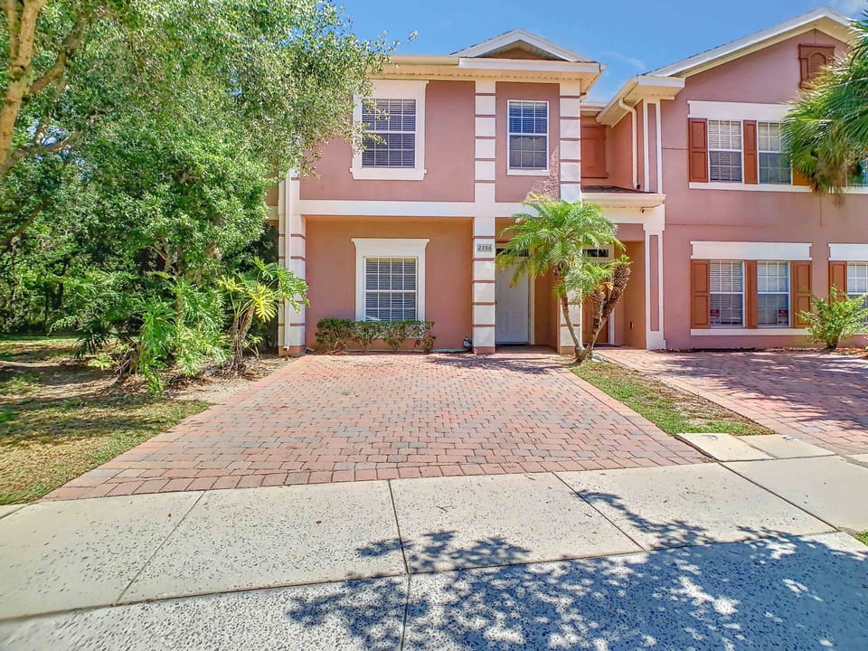 1800 Sqft 5br/3ba townhouse with 3 parking spaces