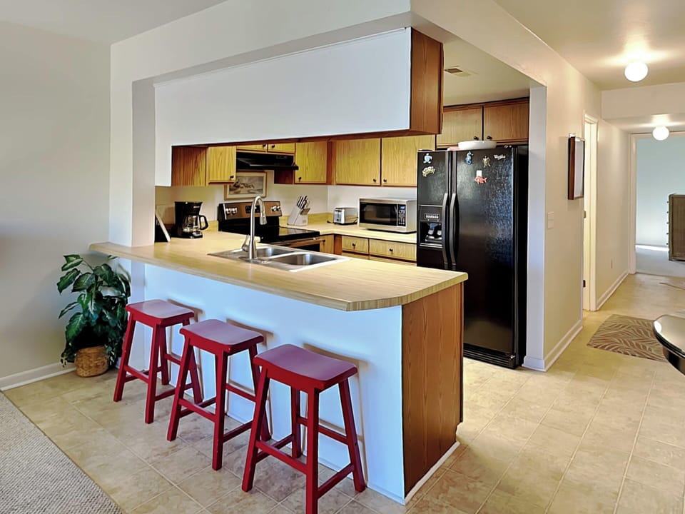Full Size Kitchen with Breakfast Bar