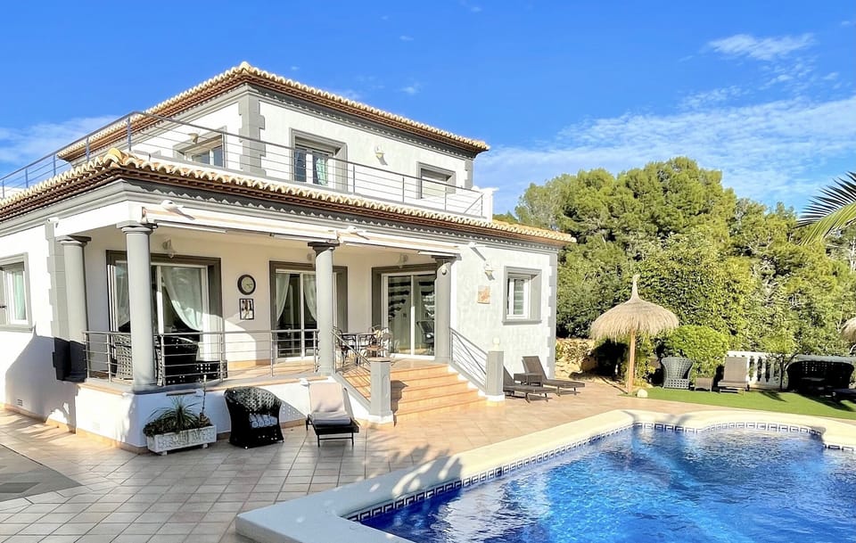 South facing pool, sun all day long