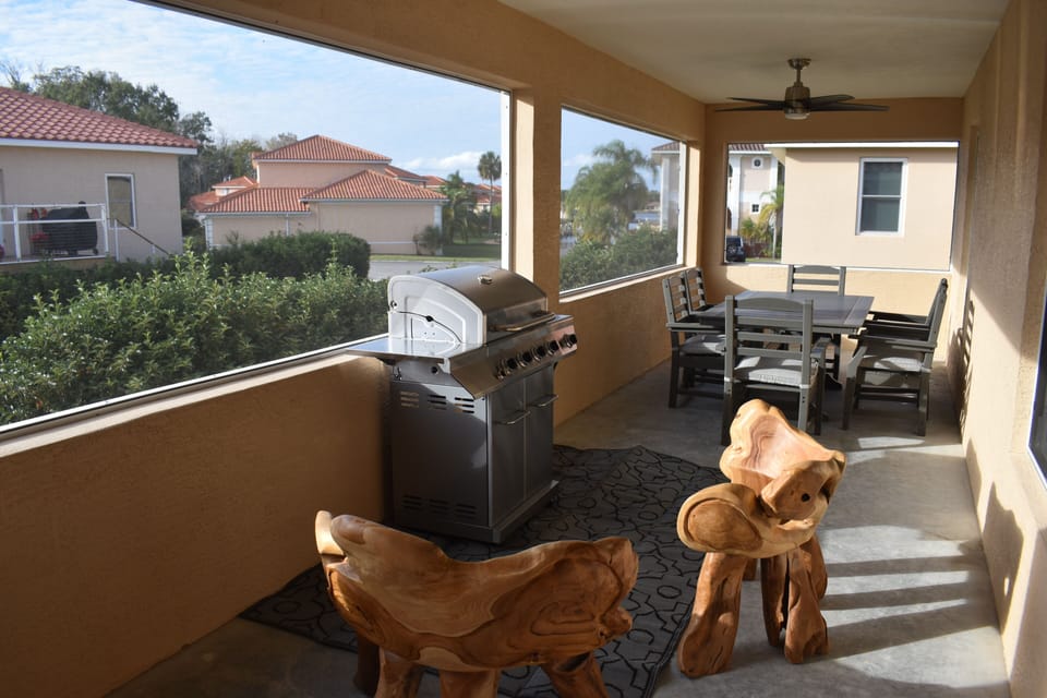 The very large porch with BBQ overlooking the Marina