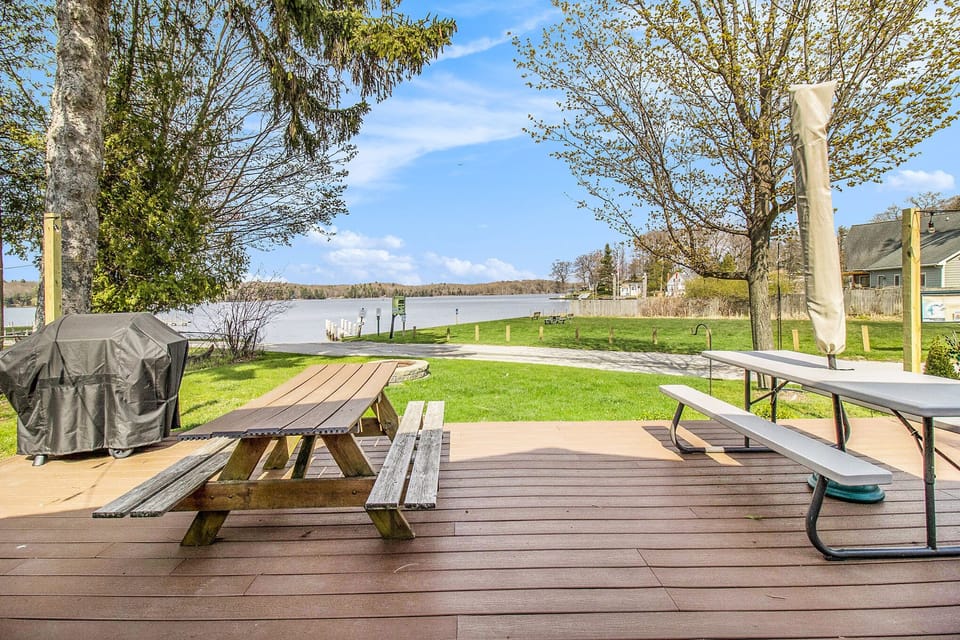 Views from the front patio! Access to public boat lanch