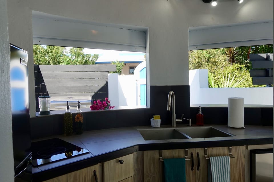 fully equipped kitchen, no oven or dishwasher though