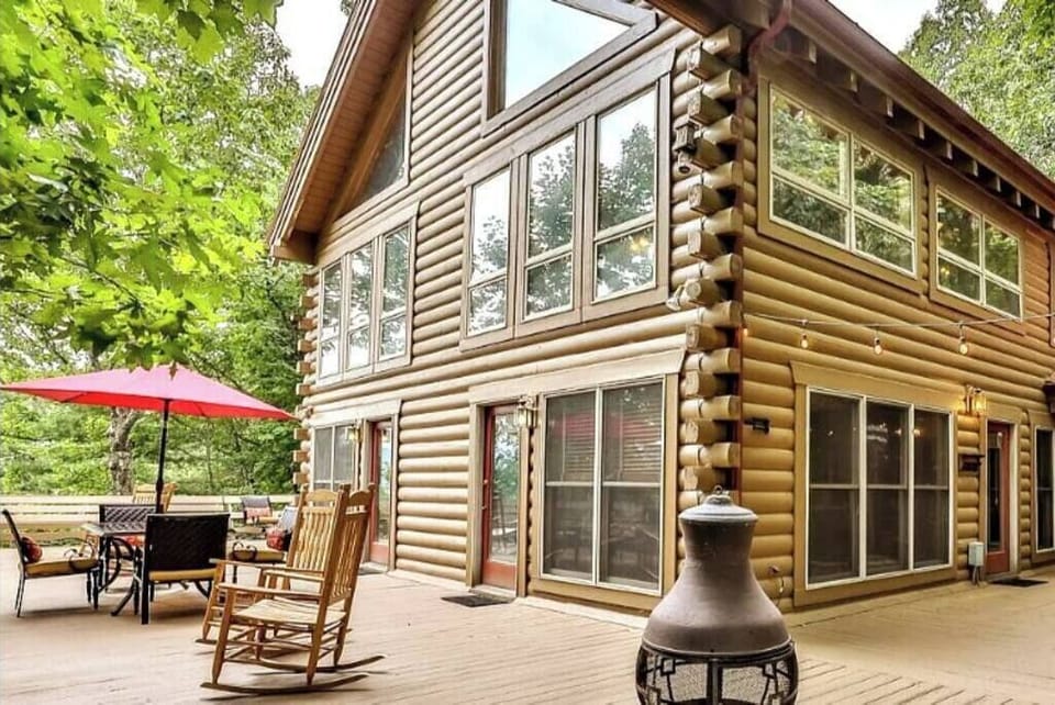 The perfect deck to reconnect with loved ones or to escape the hustle and bustle of city life