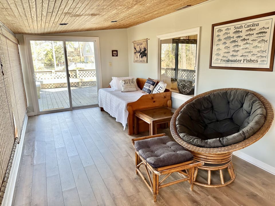 Sunroom with Twin Daybed (Trundle Underneath)