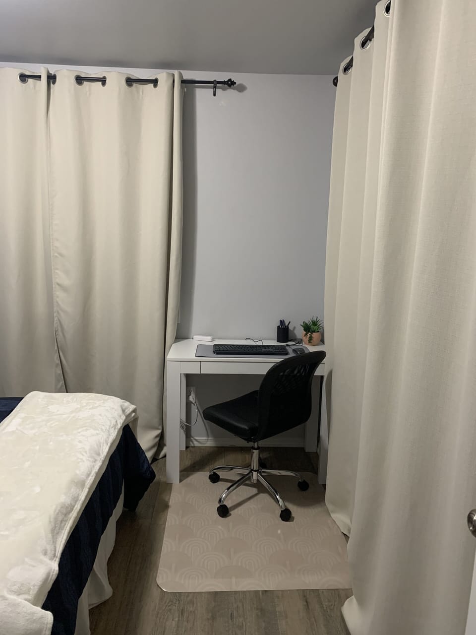 Bedroom 2 w/desk and chair