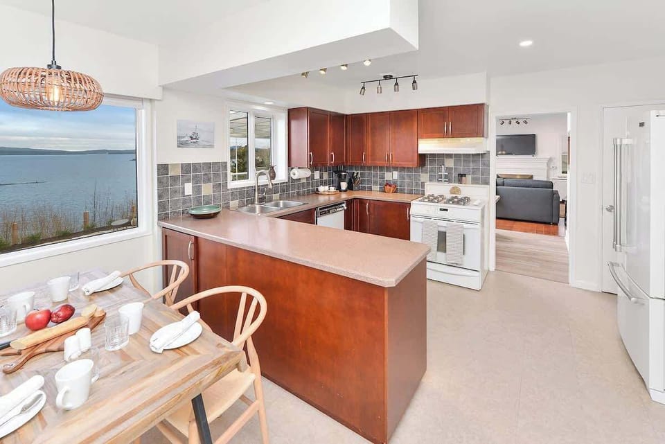 Fully equipped kitchen for the chef in your group.