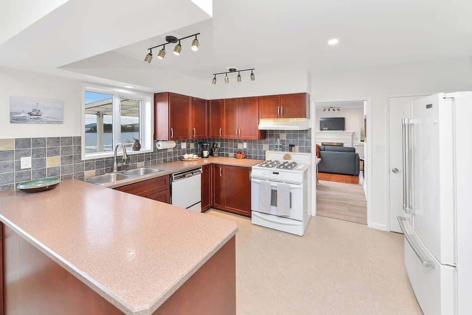 Fully equipped kitchen for the chef in your group.