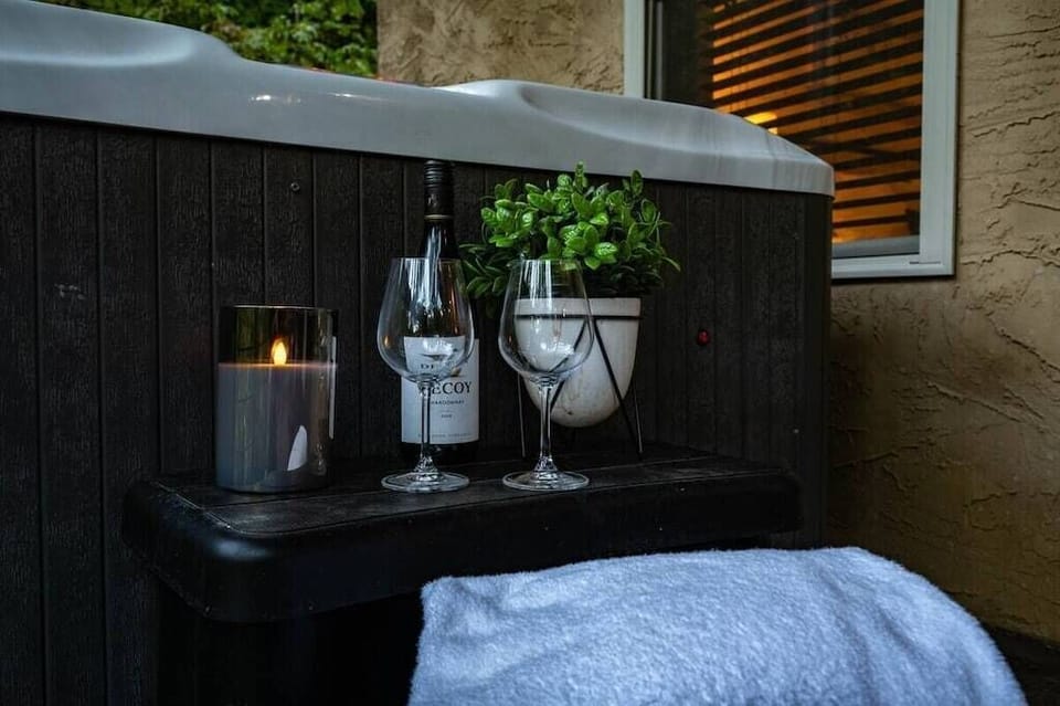 Hillside Haven's bubbling hot tub