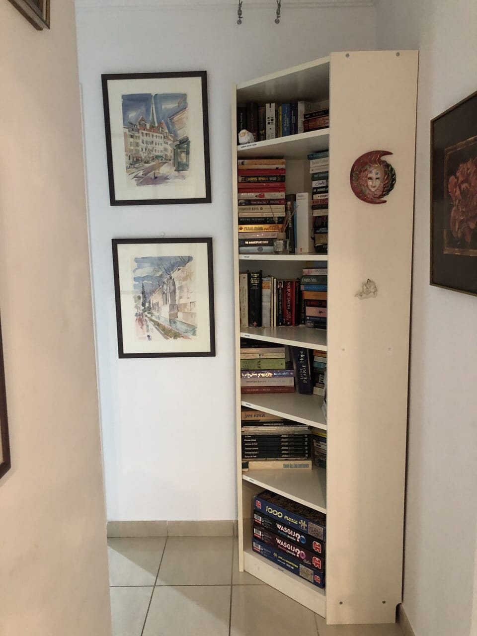 Library with books mostly in English, but also German, French, Dutch and Italian