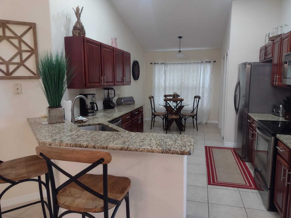 Full Kitchen & Eating Kitchen area