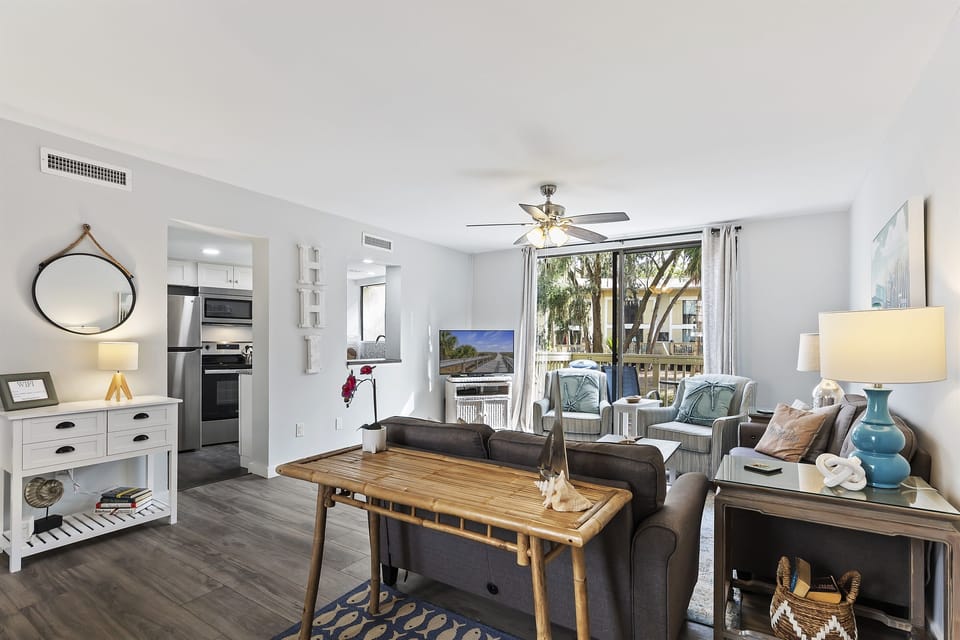Bask in the beauty of tropical scenery through expansive floor-to-ceiling windows in both the living and dining areas.