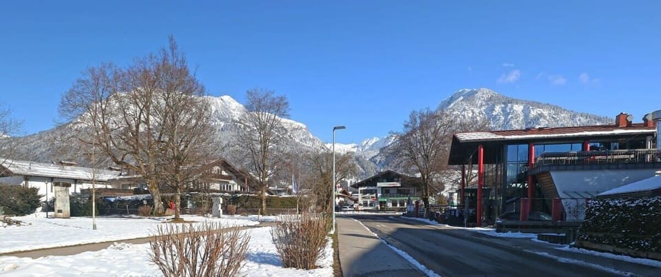 Links sehen wir das Rubihorn und das Geisalphorn. Auf der rechten Seite liegt der Schattenberg. Im Hintergrund das Nebelhorn Skigebiet. Alle Gipfel und die Gondel aufs Nebelhorn können problemlos zu Fuß erreicht werden. 