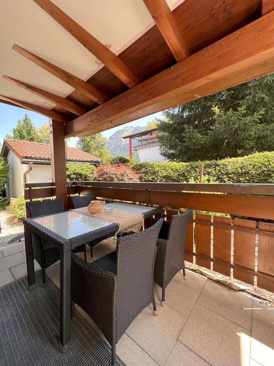 Nutzt eure schöne Terrasse für ein gemütliches Abendessen..