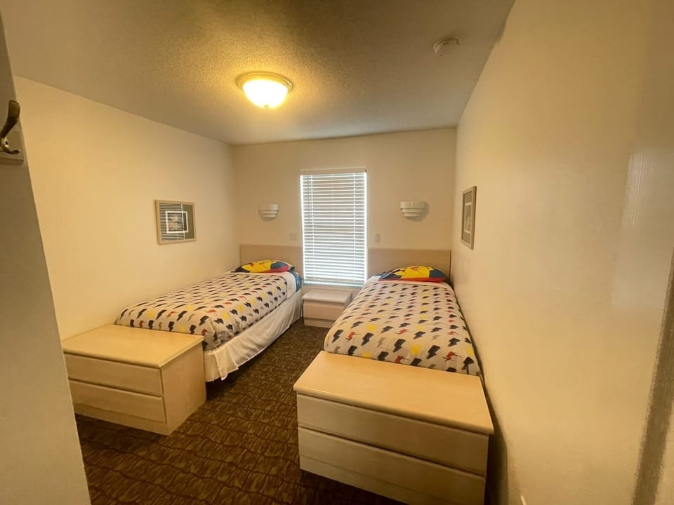 kids room with 2 single bed