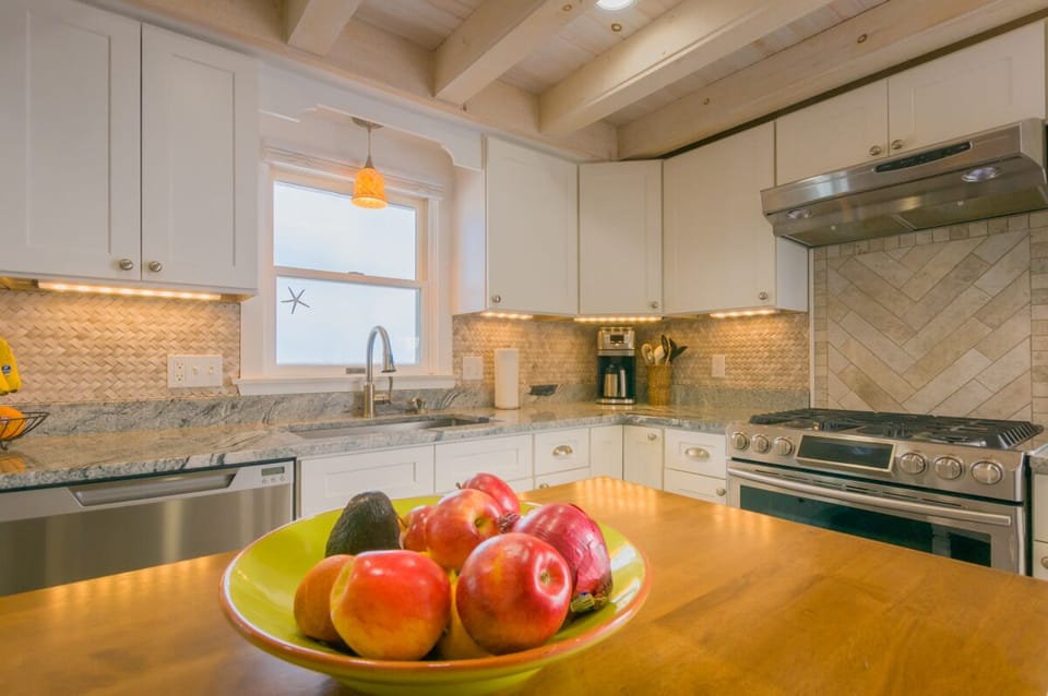 Kitchen with peaks of water from window