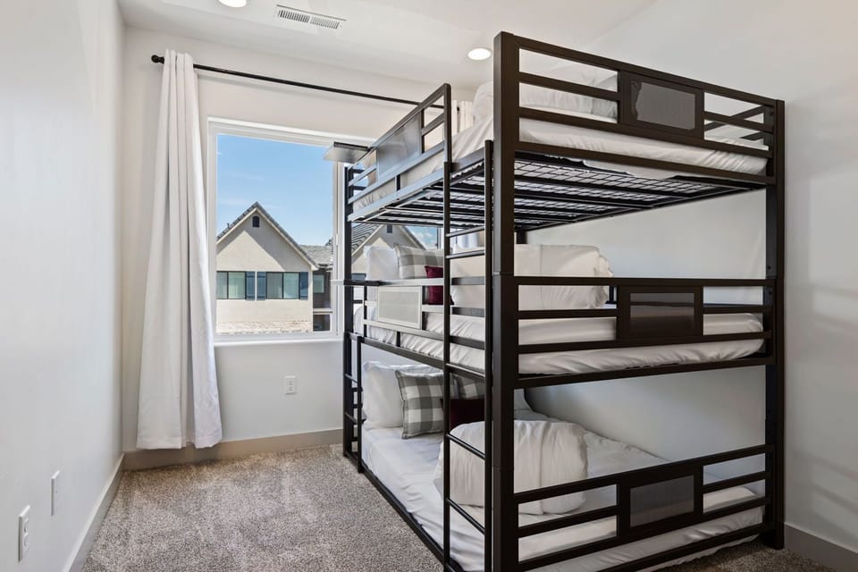 Bunkbed Room- 3 Full Sized Beds