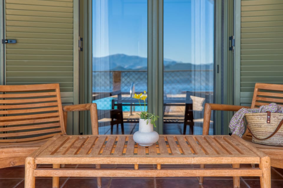Outdoor lounge. Details.