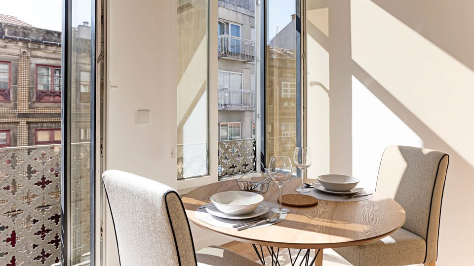 Enjoy a sunny breakfast or a romantic dinner by the window, soaking in the charming city views and natural light. This cozy dining nook is perfect for intimate meals and memorable conversations.