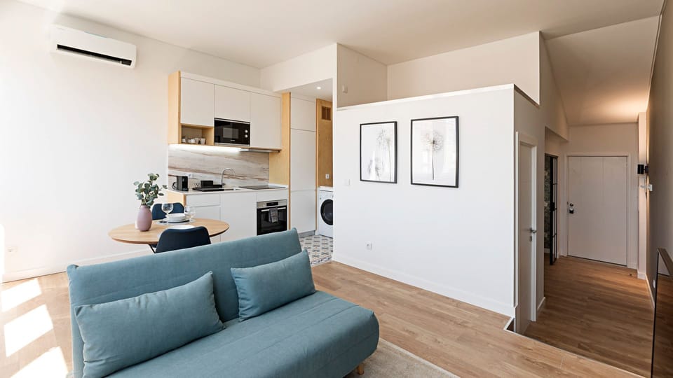 AC unit to keep you cool in summer and cozy in winter — comfort guaranteed all year round.

#lovelystay #allseasonstay #comfort #modernliving