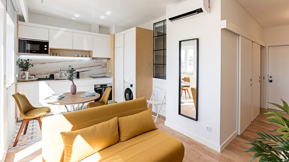 Cozy living and dining area with a fully equipped kitchenette, plus AC to keep the space comfortable all year round.

#AC #stylish #openplanliving #lovelystay