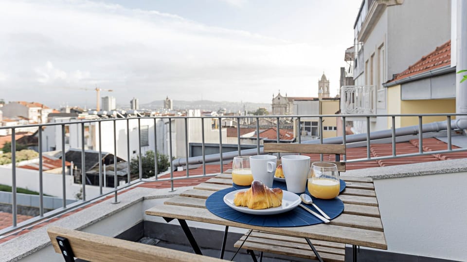 Start your day with a memorable breakfast on your private balcony, enjoying fresh pastries and coffee while soaking in the expansive city skyline views. This serene outdoor space provides a perfect retreat to unwind and observe the vibrant urban landscape