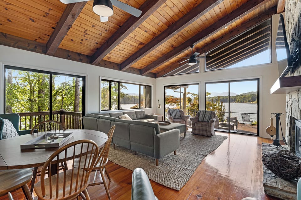 Light-filled living room with plenty of space for everyone.