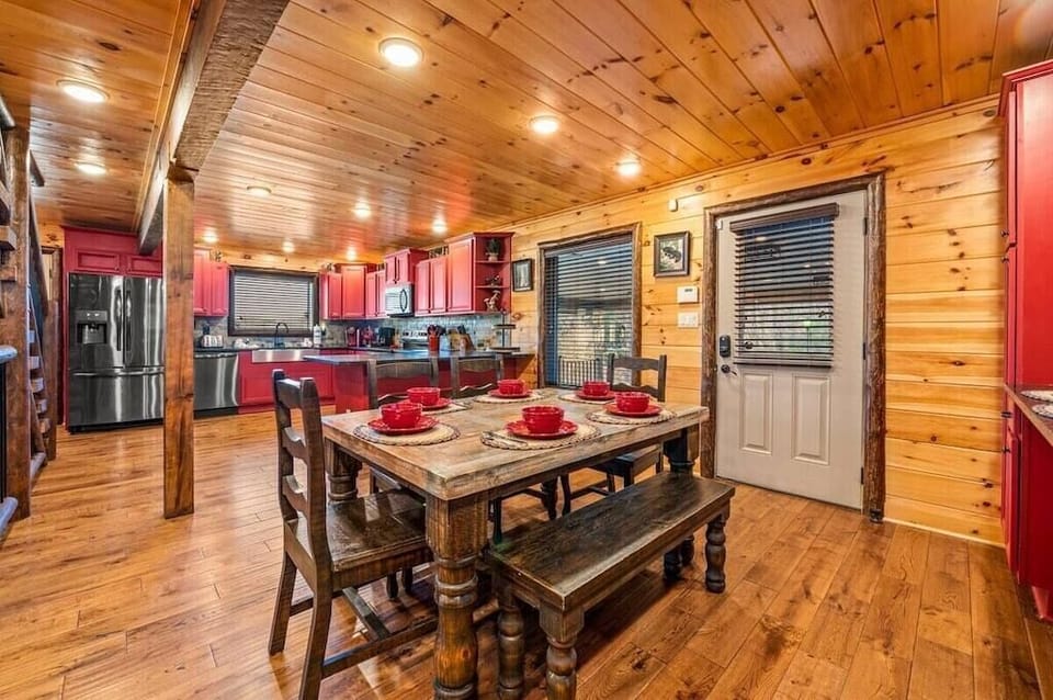 Walden's Creek Lodge's inviting dining table