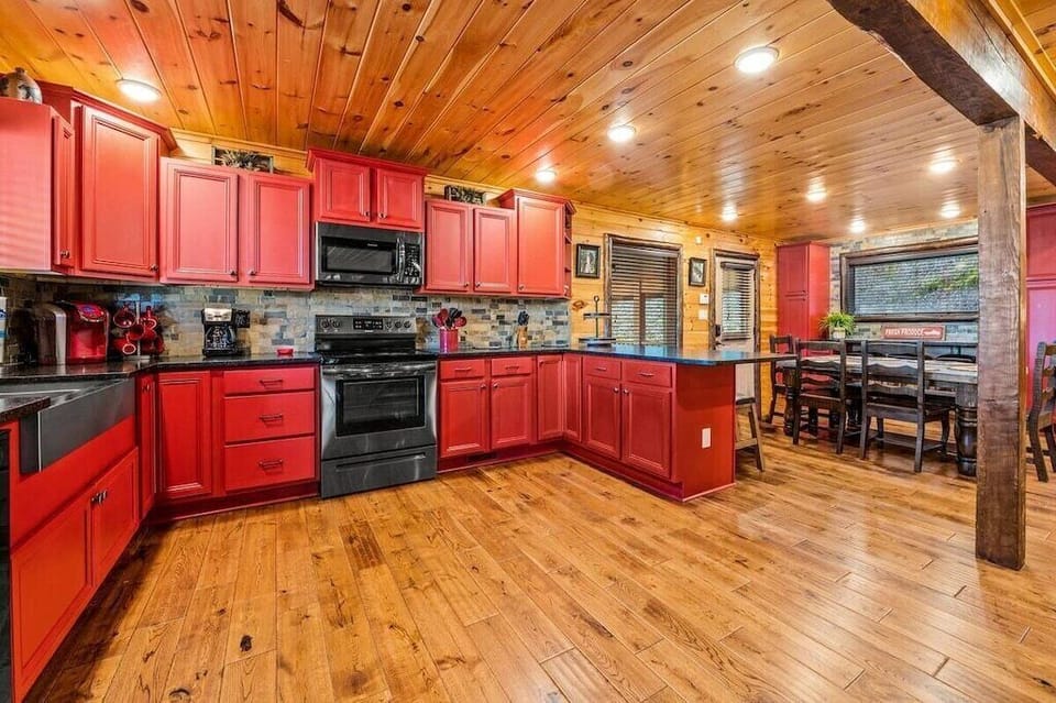 Walden's Creek Lodge's fully equipped kitchen
