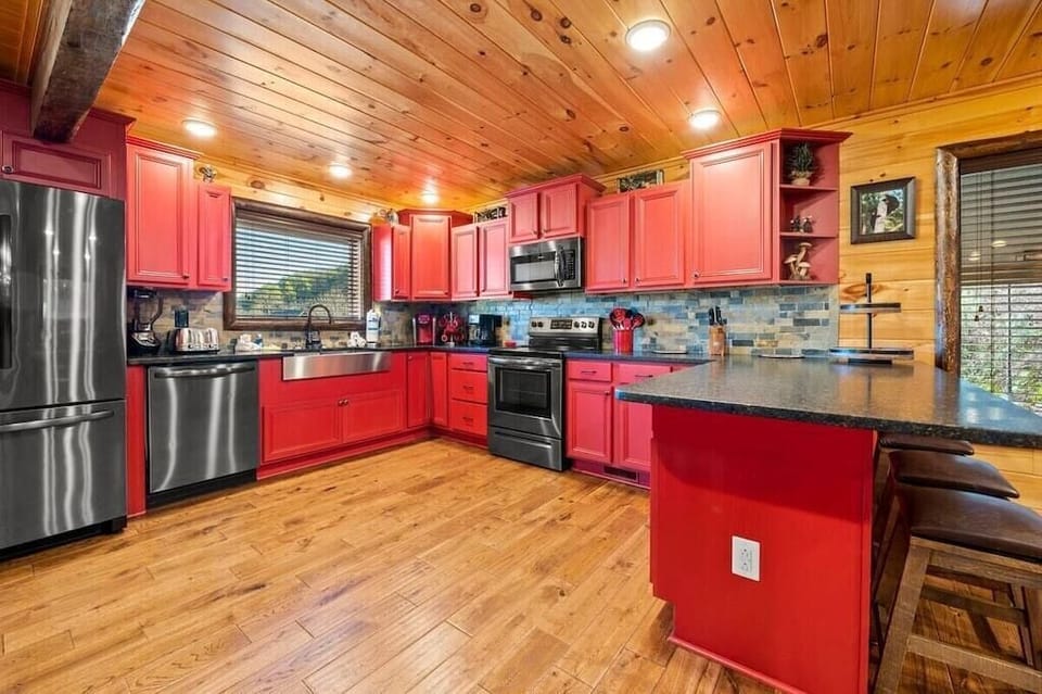 Walden's Creek Lodge's fully equipped kitchen