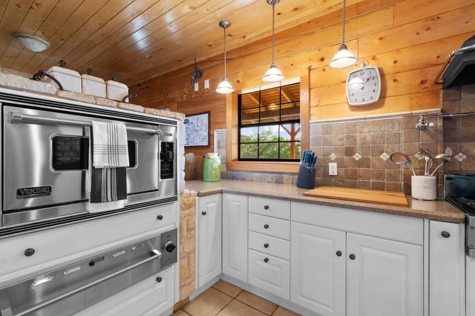 Cook like a pro with brand-new Viking gas appliances, providing top-of-the-line performance for every meal.
