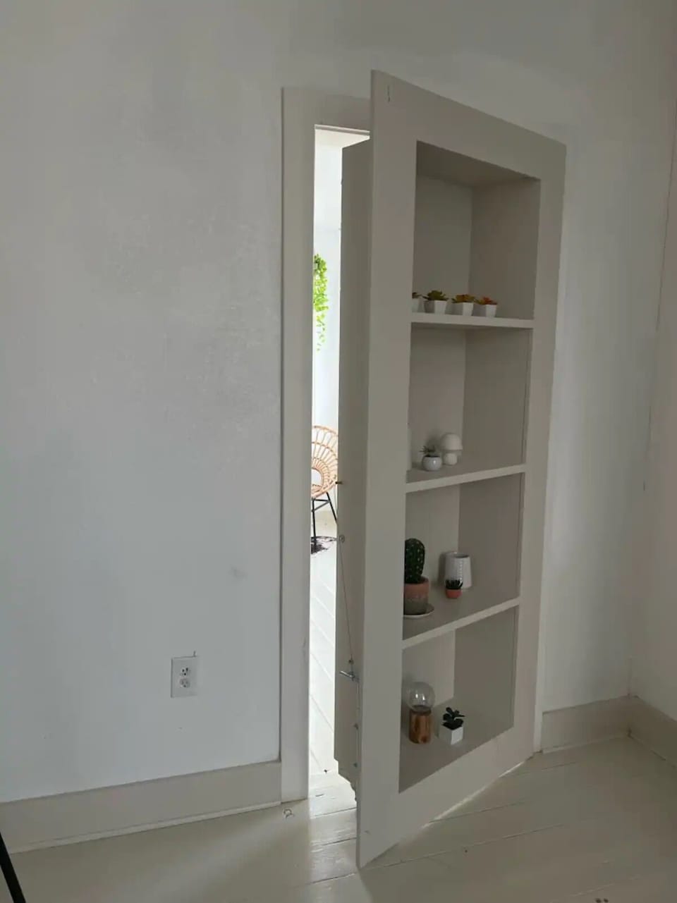 Bookcase to hidden room ;)