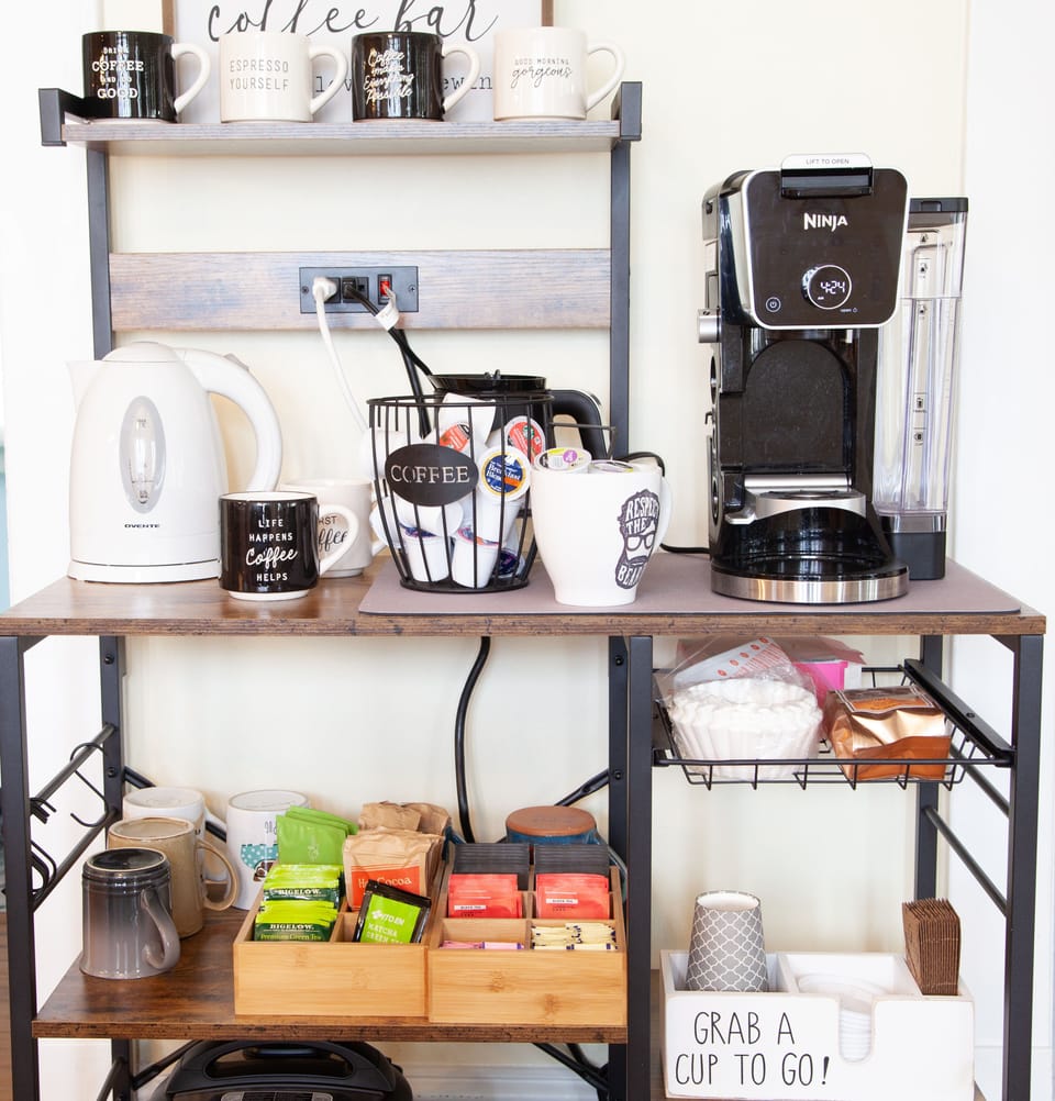 Regular, decaf coffee
Regular, decaf tea
Hot chocolate + convenient ToGo cups. 