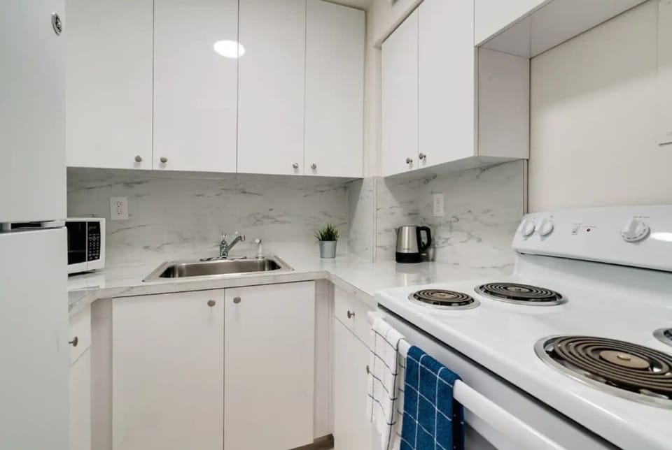 Small space, big flavor. Experience the convenience of this well-appointed kitchenette.
