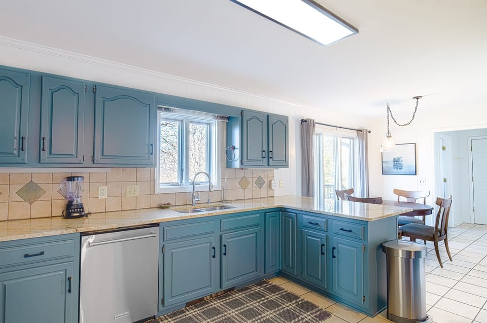 Full and newly renovated chef's kitchen with. breakfast nook