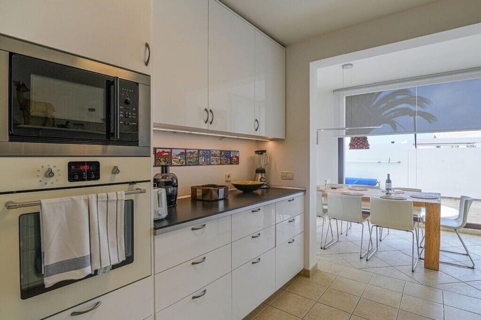 Kitchen / Dining Area