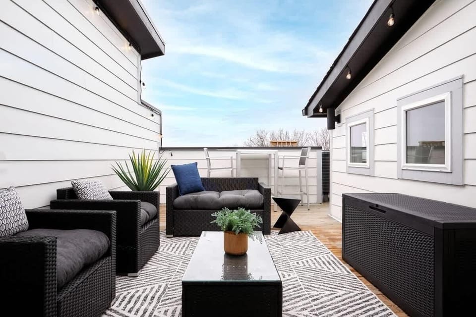 Start your morning with a coffee or unwind with an evening cocktail on our rooftop deck, offering the perfect setting for relaxation and spectacular views.