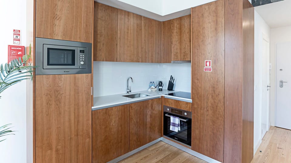 Beautiful design with an elegant wooden kitchen cabinet set. Space that invites you cooking.