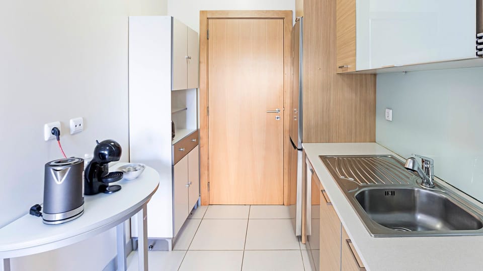 Big kitchen, equipped with the main supplies to cook your meals comfortably #spacious