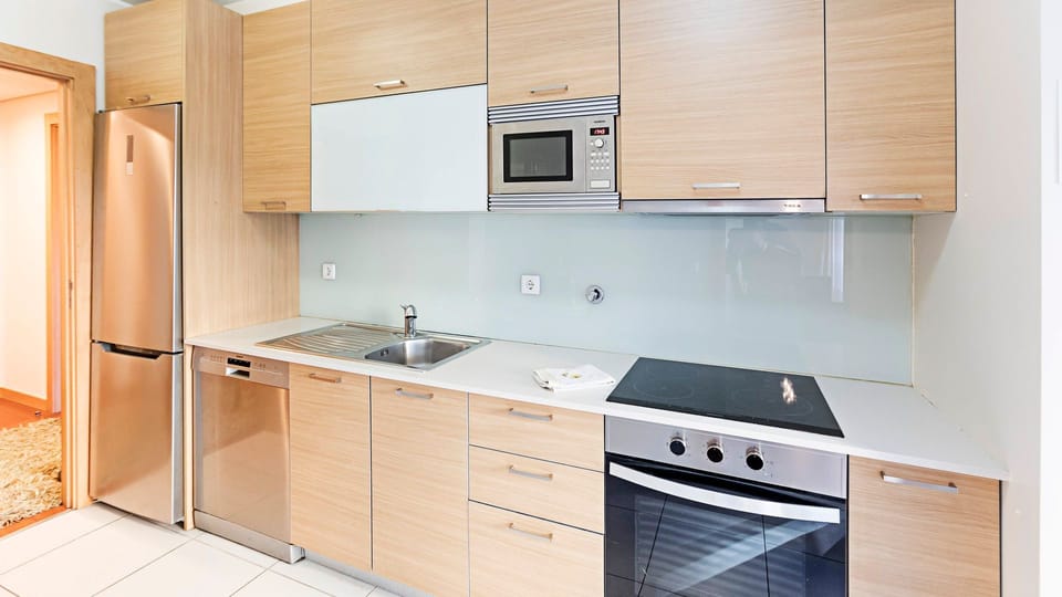 Big kitchen, equipped with the main supplies to cook your meals comfortably #spacious