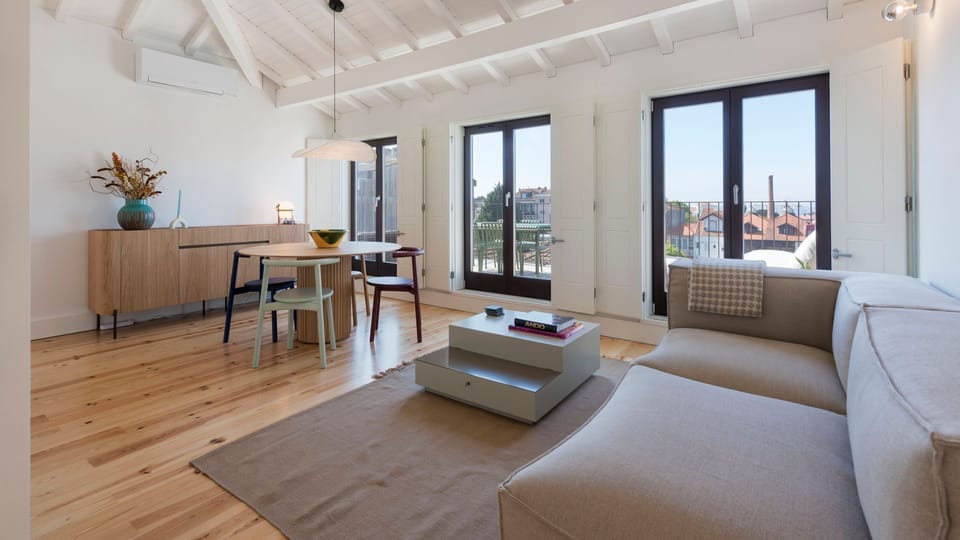 Stylish living room, decorated with unique furniture, with an AC unit to guarantee you'll have a comfortable stay all year round #gorgeous #stunning #lovelystay #airbnbporto