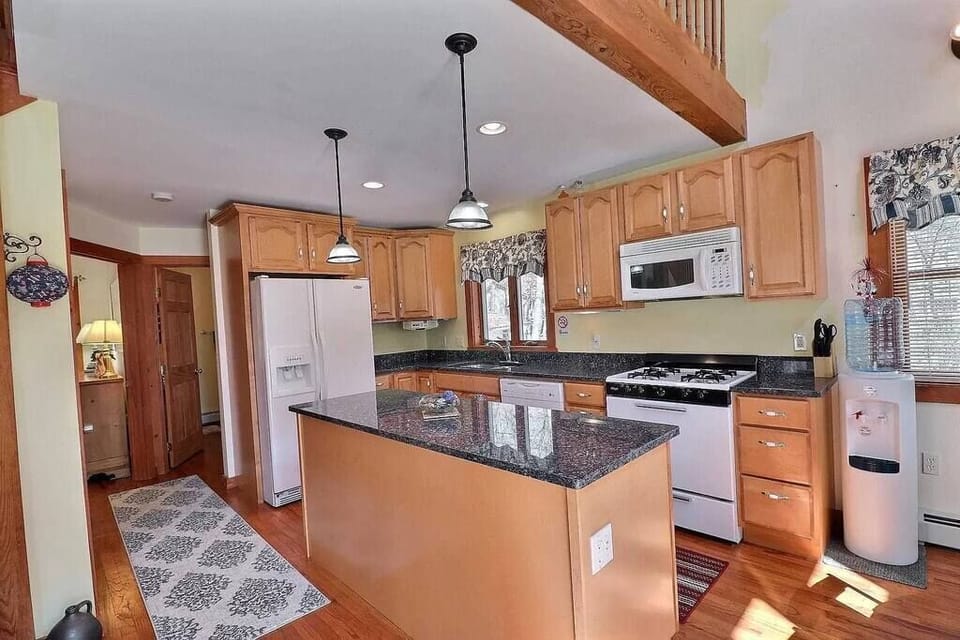 Honeymoon kitchen with granite counters