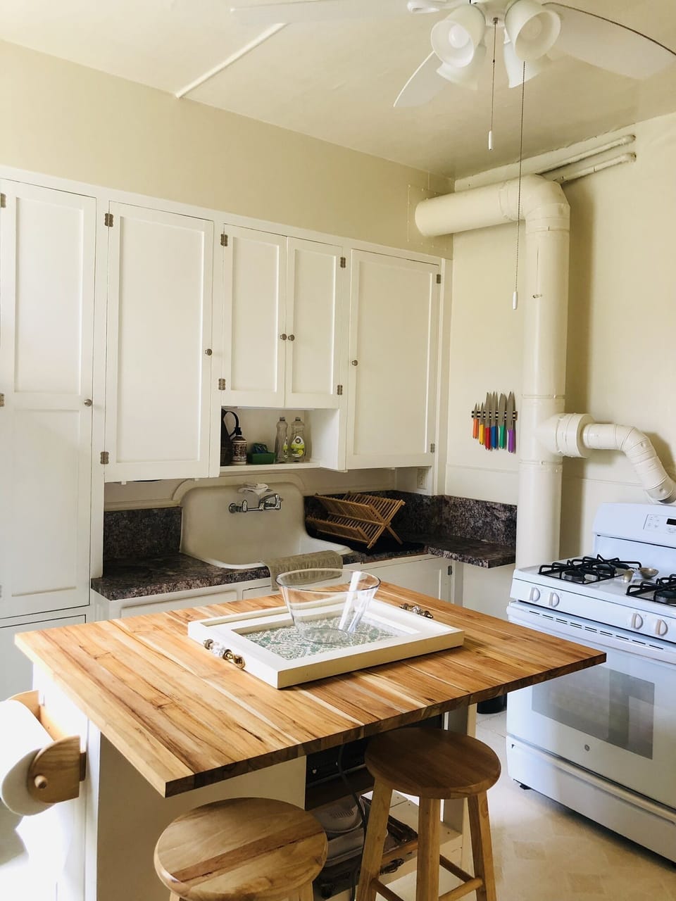 Kitchen equipped with all your cooking necessities.